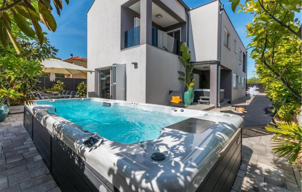 ein Pool vor einem Haus in der Unterkunft Awesome Home In Biograd With Heated Swimming Pool in Biograd na Moru