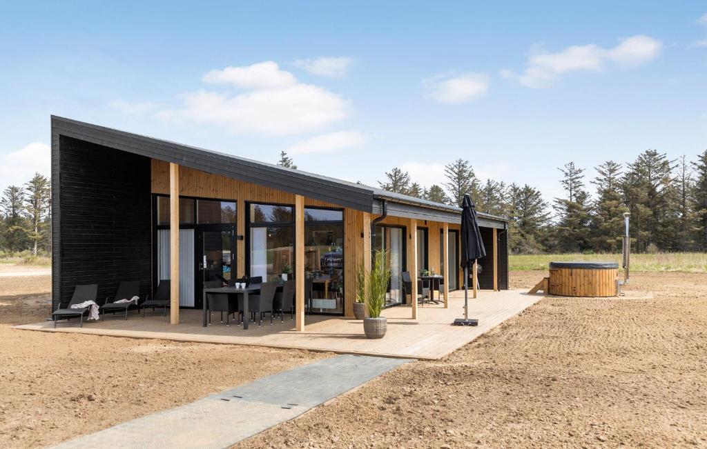 ein Haus mit schwarzem Dach und Glas in der Unterkunft Cozy Home In Hjørring With Wifi in Hjørring