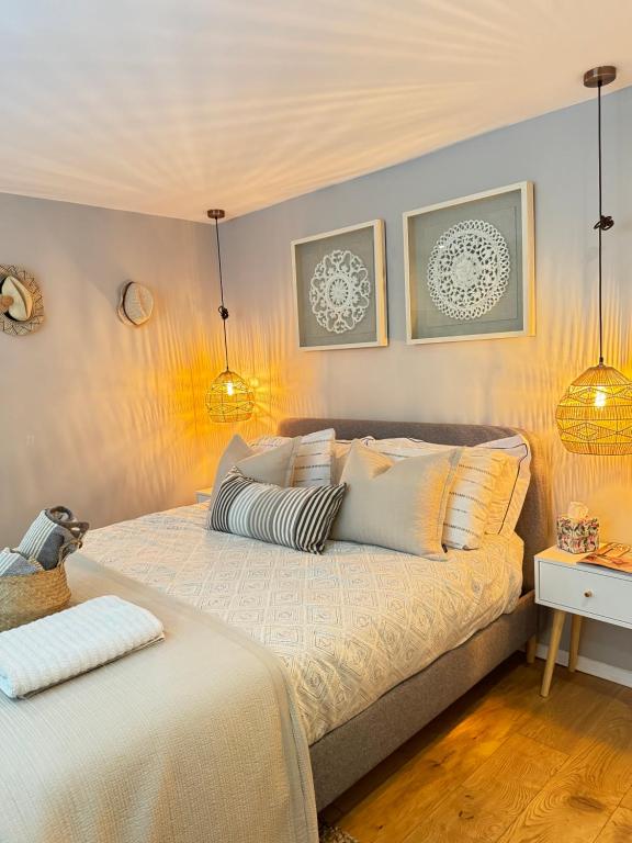 een slaapkamer met 2 bedden en 2 lampen bij Windsor Royal Retreat Luxury 1BED Apartment in Windsor
