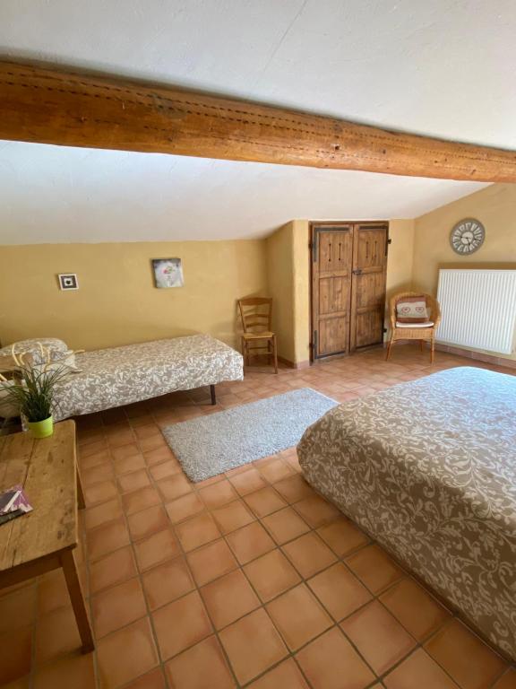 Gites de la Crose - B&amp;B suite - 47 m2 - pool, terraces, view tesisinde bir odada yatak veya yataklar