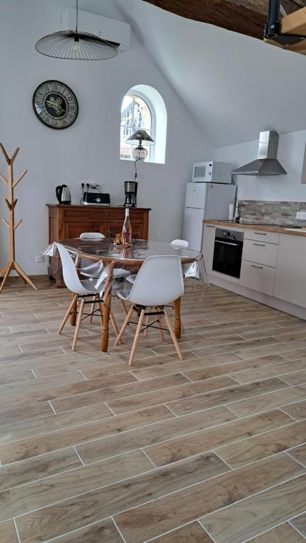 eine Küche und ein Esszimmer mit einem Tisch und Stühlen in der Unterkunft Au Cœur des vignes in Mareuil-sur-Cher