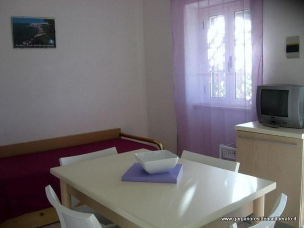 une table blanche avec un bol en haut dans l'établissement Ferienwohnung für 4 Personen ca 48 qm in Peschici, Adriaküste Italien Ostküste von Apulien - b61258, à Peschici