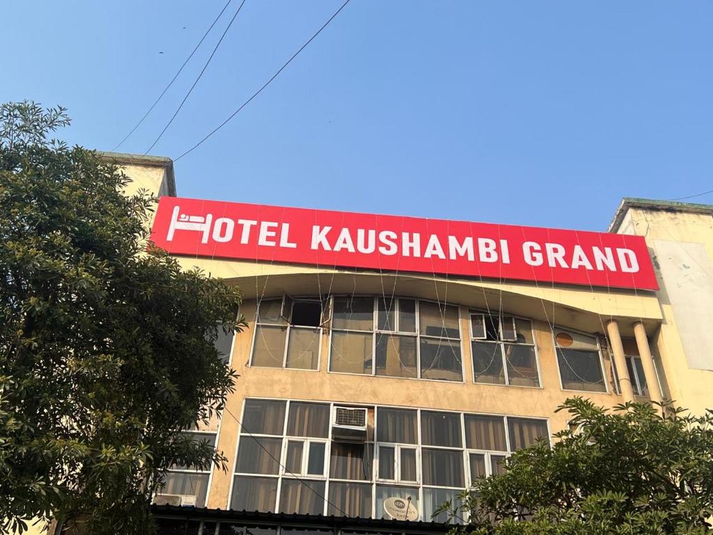 Un bâtiment avec un panneau en haut dans l'établissement Hotel Kaushambi Grand, à Ghaziabad