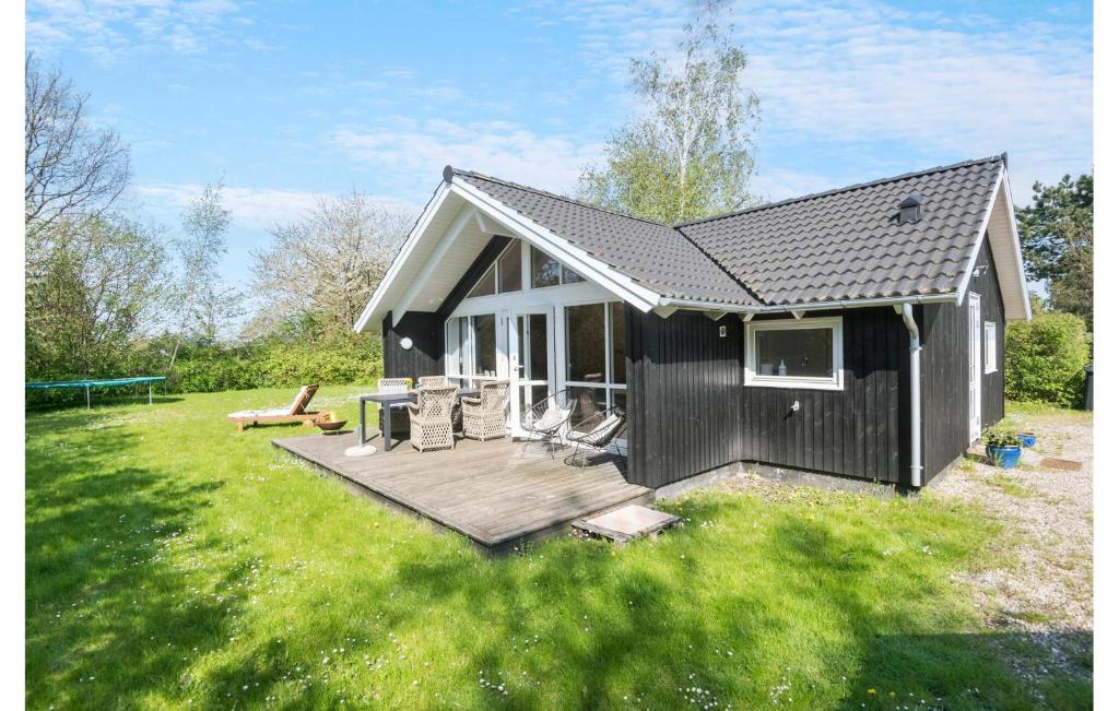 スラーエルセにあるAmazing Home In Slagelse With Wifiの庭にデッキのある黒い家