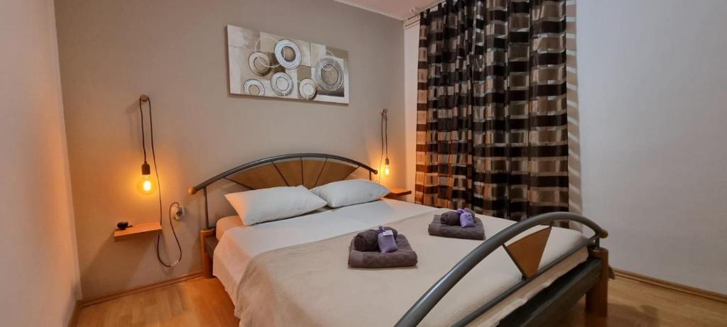 um quarto com uma cama com duas almofadas em Apartment Rajci em Cres