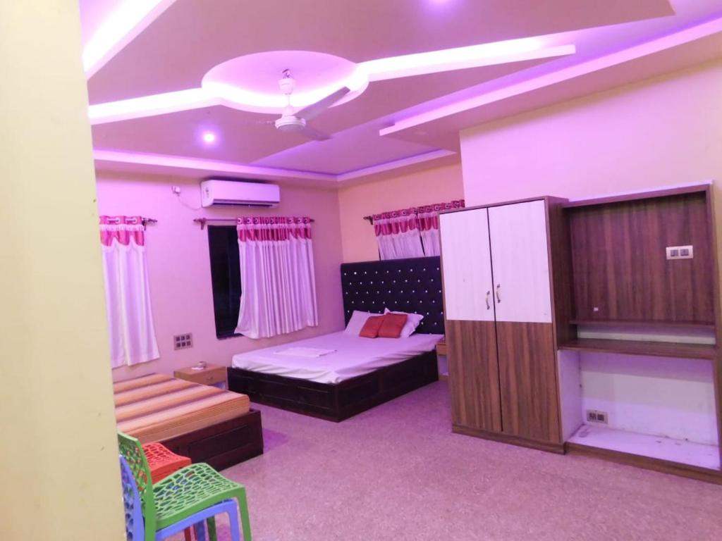um quarto com uma cama e um armário em THE ROYAL BEACH HOTEL AND RESORT em Mandarmoni