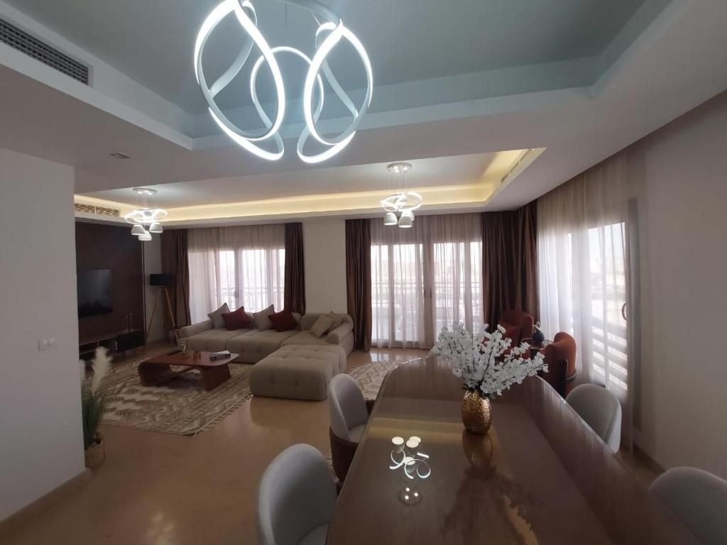 Posezení v ubytování Cairo Festival City ,New, Luxury, Modern 3BR + Maid Room