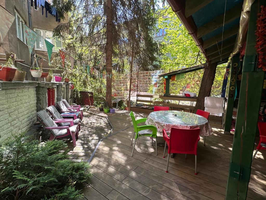 een terras met een tafel en stoelen bij Hostel Balkan Han in Sarajevo