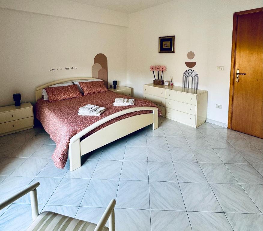 - une chambre avec un lit doté d'un couvre-lit rouge et d'une armoire dans l'établissement Valleverde house, à Melfi