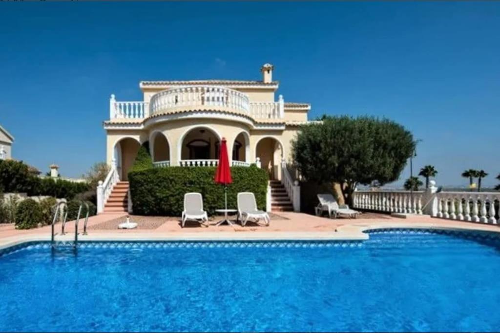 ein großes Haus mit einem davorliegenden Swimmingpool in der Unterkunft Maison type villa 4 façades 4 bedrooms in Gran Alacant