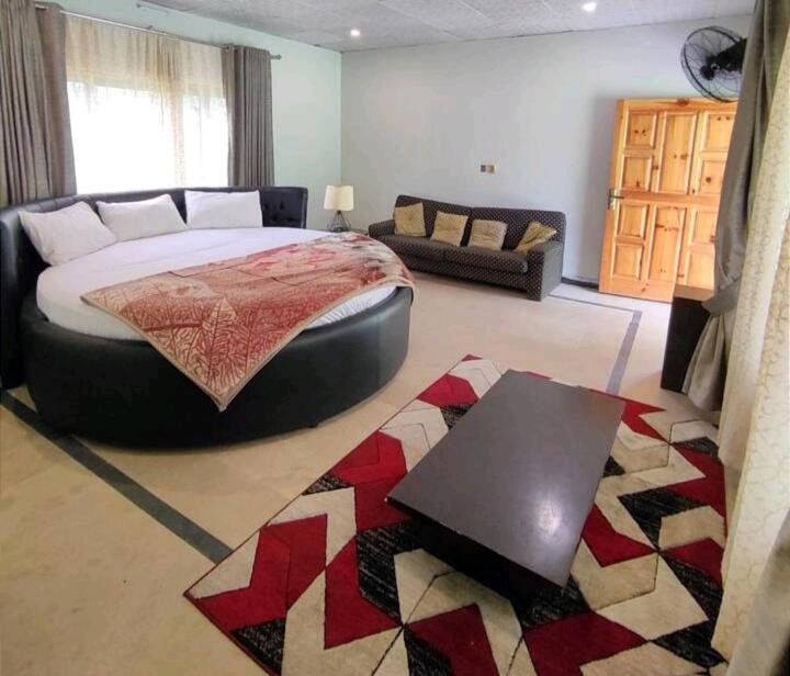 C O Z Y Hut At Country Club Balakot tesisinde bir odada yatak veya yataklar