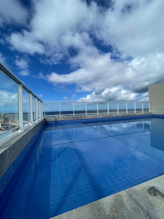 薩爾瓦多的住宿－Noamar Pituba，建筑物屋顶上的游泳池