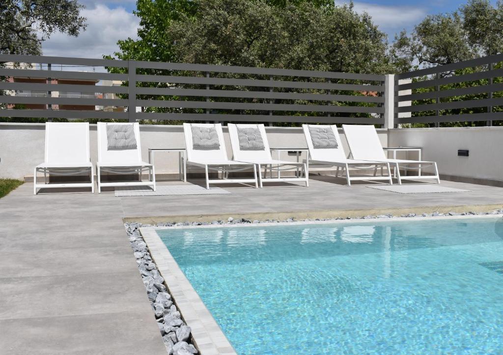 Bazén v ubytování Nuevo Suites nebo v jeho okolí