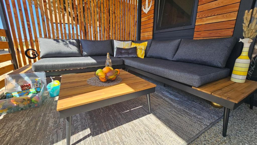 ein Wohnzimmer mit einem Sofa und einem Tisch in der Unterkunft CHARTA mobile home Bimbo in Pirovac