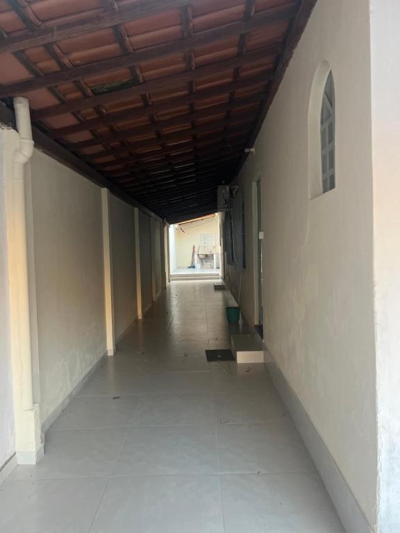 um corredor vazio de um edifício com tecto de madeira em Casa 400m do shopping em Governador Valadares