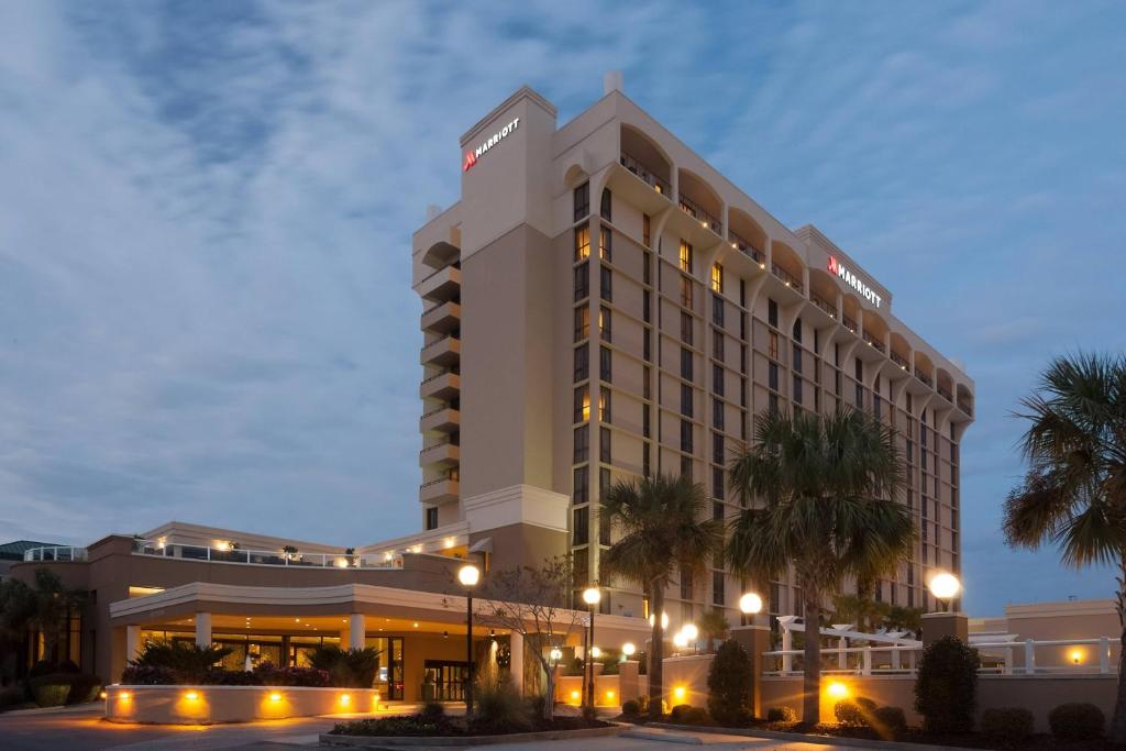 チャールストンにあるCharleston Marriottの夜のホテルの描写