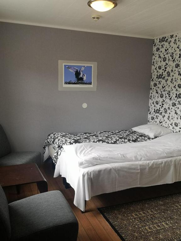 Ulvsvåg Gjestgiveri og Fjordcamping AS客房内的一张或多张床位