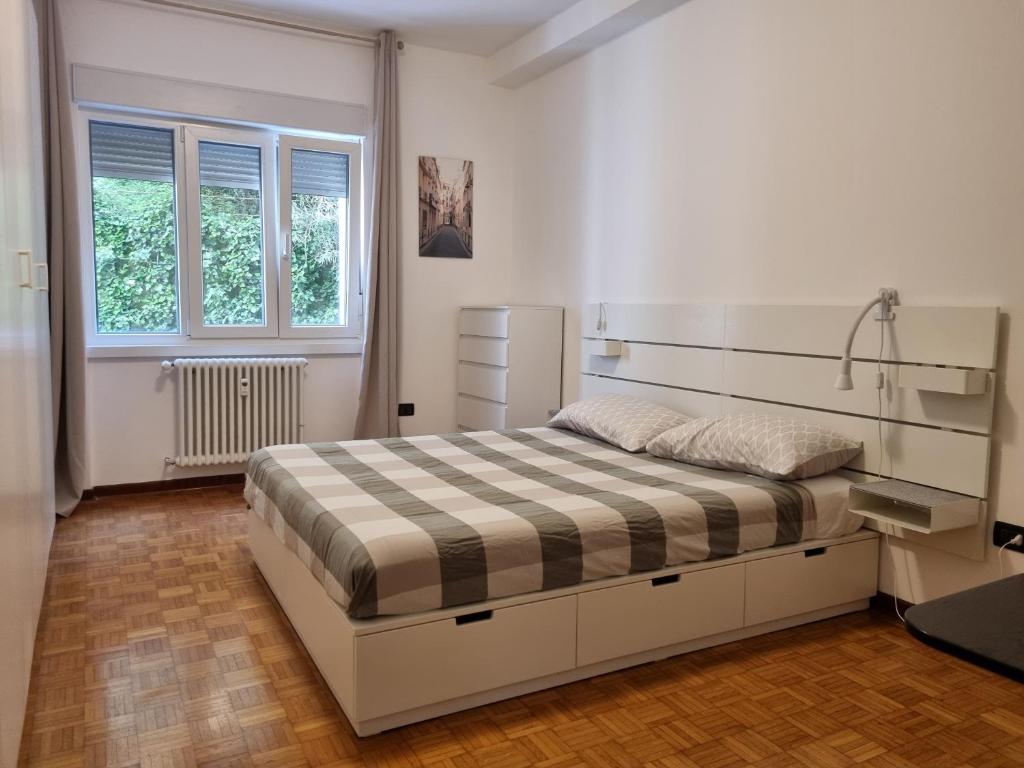 una camera bianca con un letto di Apt by Trieste University a Trieste
