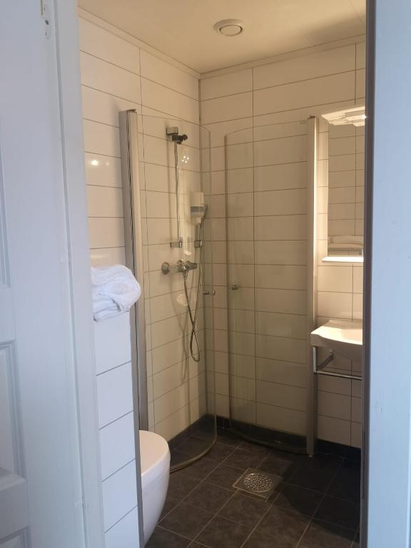 UlvsvågUlvsvåg Gjestgiveri og Fjordcamping AS的带淋浴、马桶和水槽的浴室