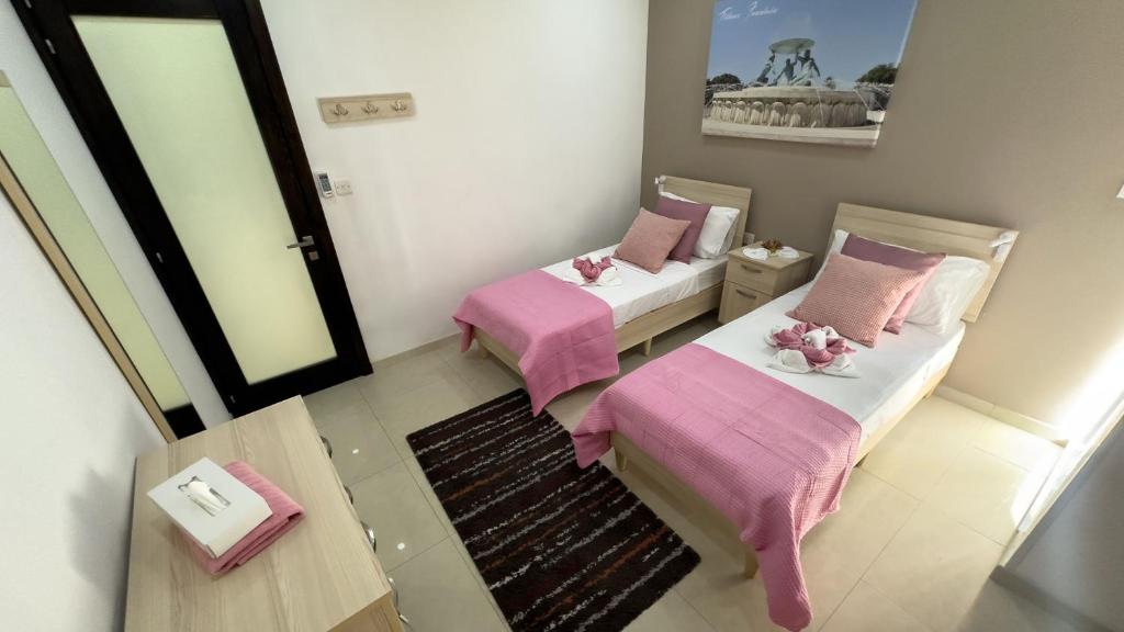 Postel nebo postele na pokoji v ubytování Apartament in Ta' Xbiex 3BR- 3 min Yatch Marina