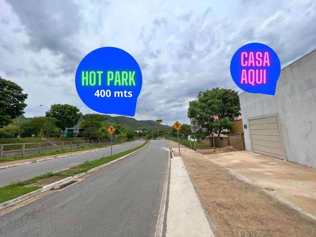 une route avec un panneau indiquant les kilomètres chauds du parc dans l'établissement Casa Temporada Rio Quente (Em frente ao Hot Park), à Rio Quente