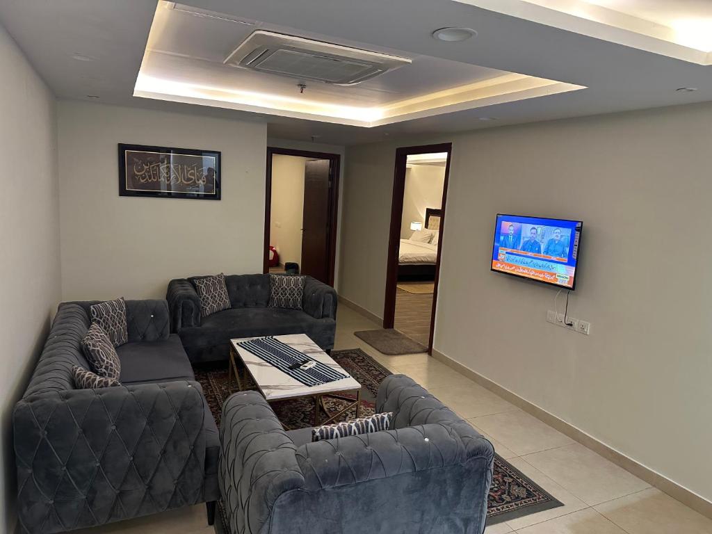 TV i/ili multimedijalni sistem u objektu Gold Crest Two Bed service Apartments