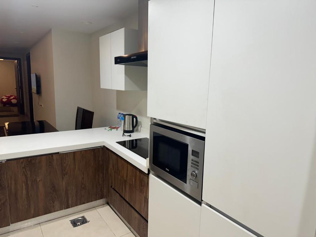 Kuhinja ili čajna kuhinja u objektu Gold Crest Two Bed service Apartments