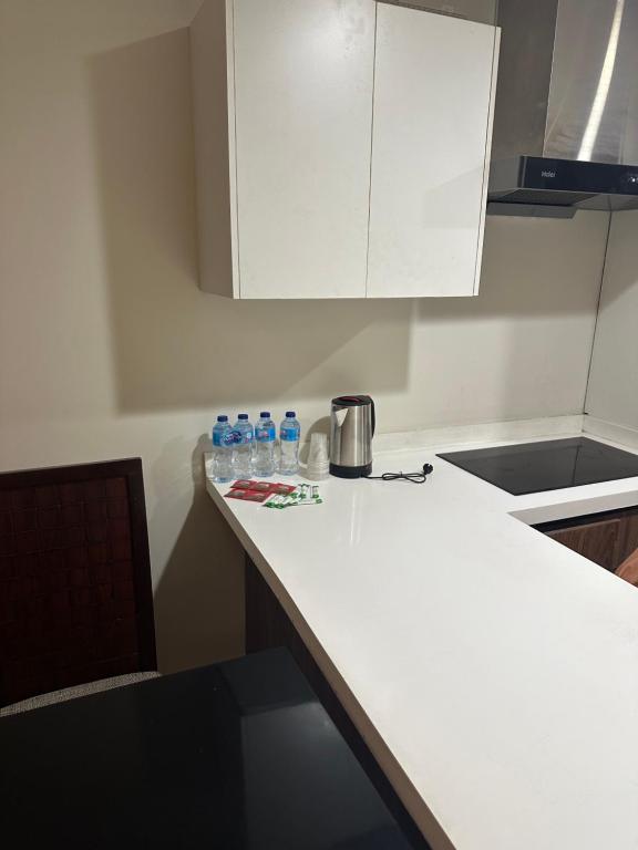 Kuhinja ili čajna kuhinja u objektu Gold Crest Two Bed service Apartments
