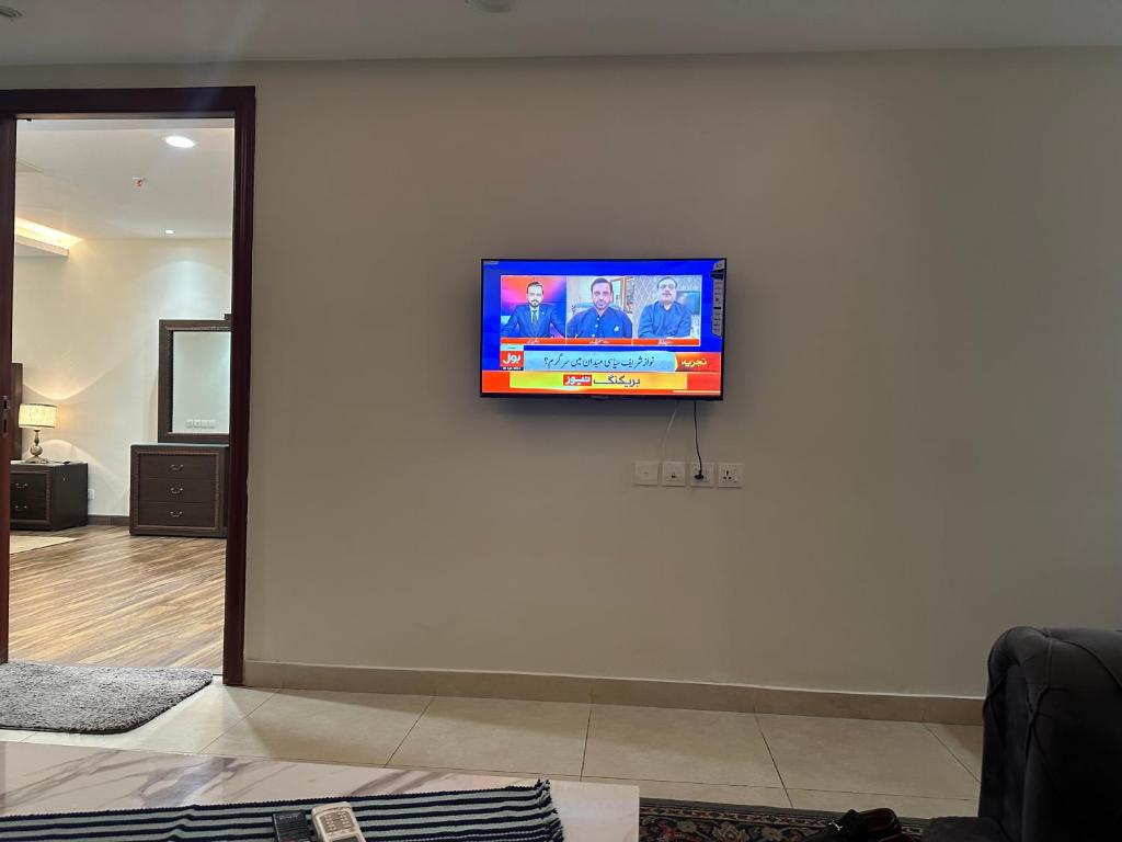 TV i/ili multimedijalni sistem u objektu Gold Crest Two Bed service Apartments