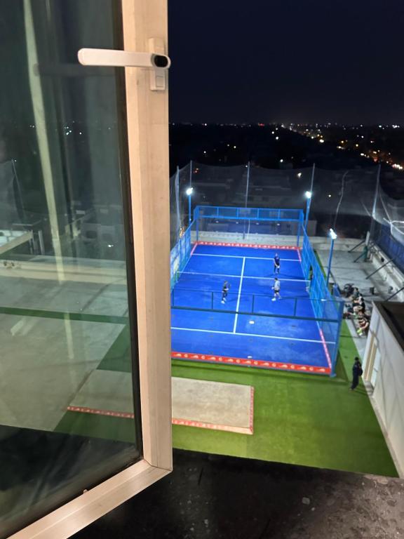 Sadržaji za tenis i/ili skvoš kod objekta Gold Crest Two Bed service Apartments ili u blizini
