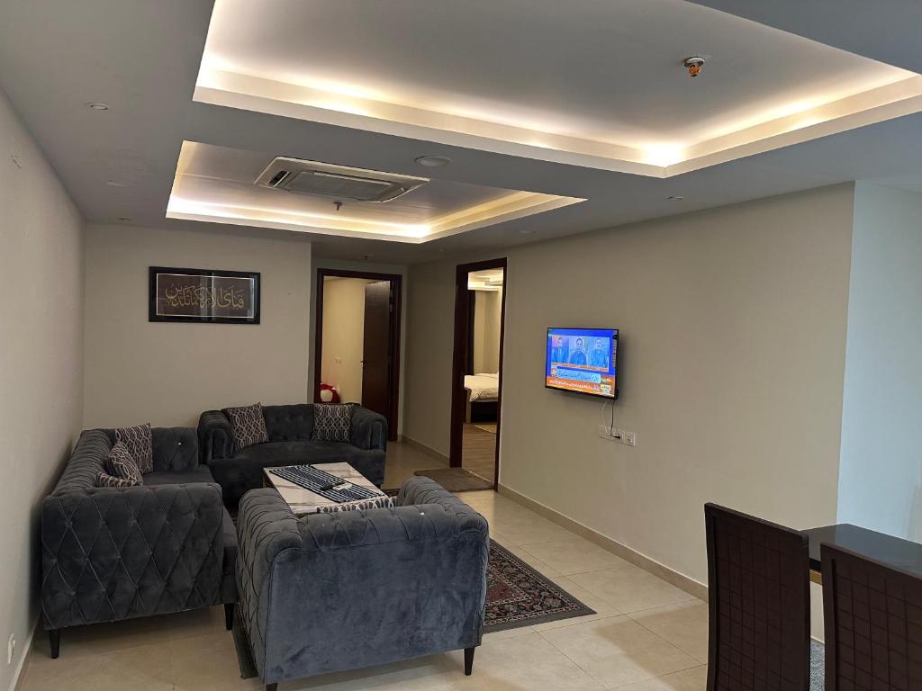 TV i/ili multimedijalni sistem u objektu Gold Crest Two Bed service Apartments