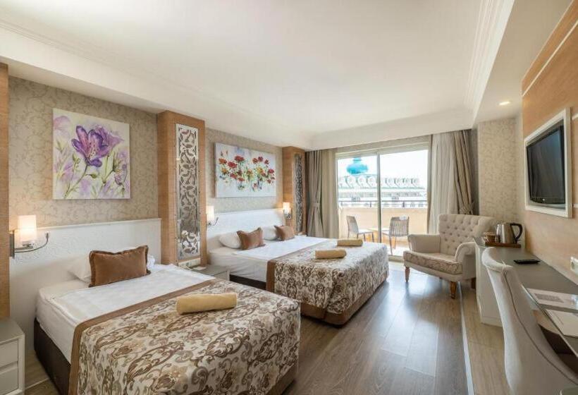 een hotelkamer met 2 bedden en een televisie bij Hotel Makadi sharm elshekh in Sharm El Sheikh