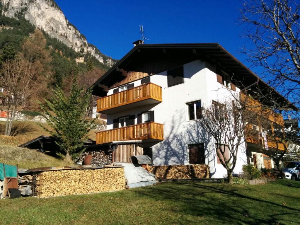 a house in the mountains with a balcony at Casa Defrancesco in Panchià
