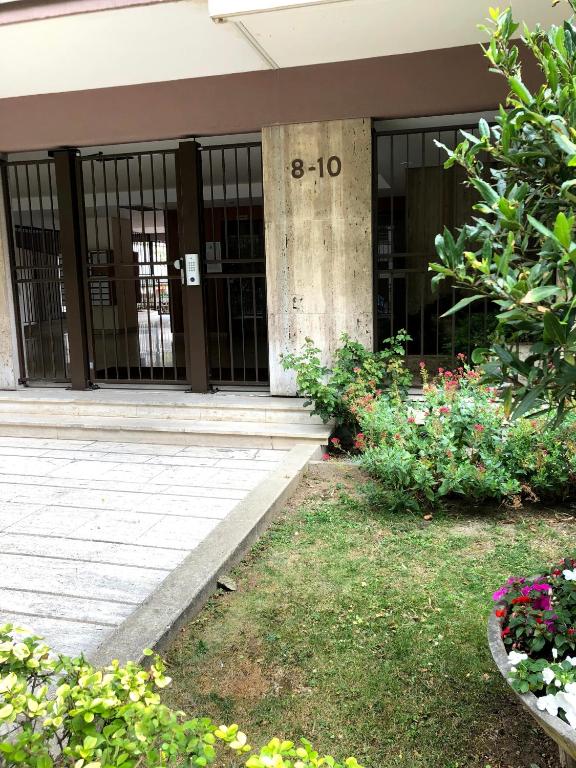 un accès à un bâtiment avec des portes en fer forgé dans l'établissement Boulogne Issy Soleil, à Boulogne-Billancourt