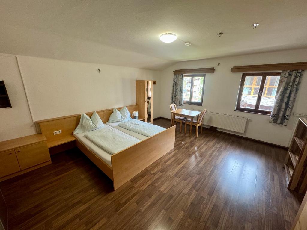 Postel nebo postele na pokoji v ubytování SKILL Mountain Lodge - Ski und Bike Hostel im Sommer mit JOKER CARD
