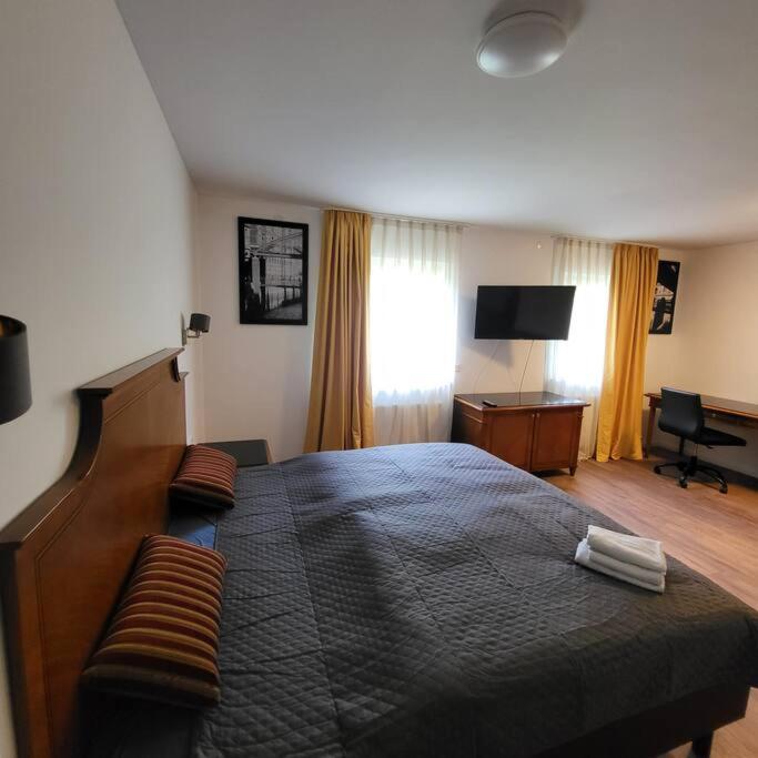 een slaapkamer met een groot bed en een bureau bij Ferienhaus Rottweil Neufra in Rottweil