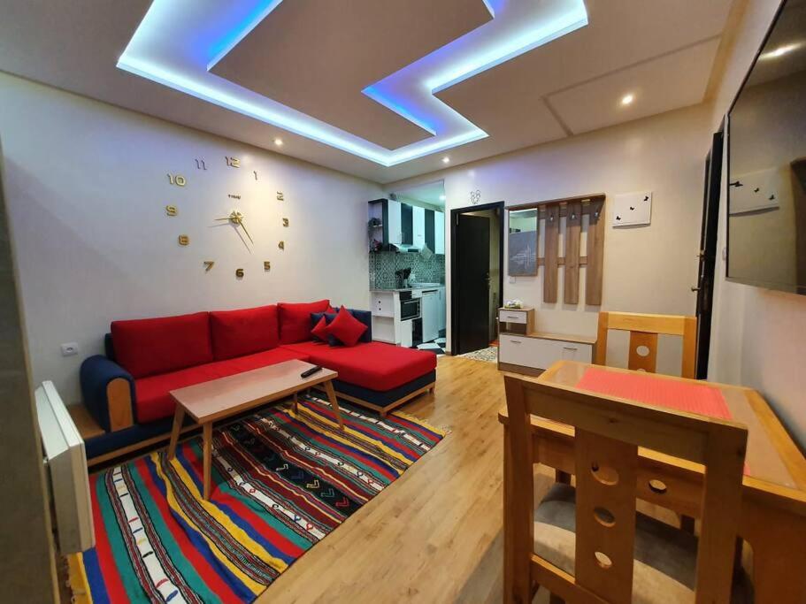 ラバトにあるDOUBLE Studioのリビングルーム(赤いソファ、天井時計付)