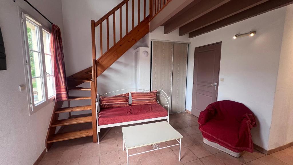 La villa De Lina 431 -Self Check In - في جالارجو له مونتو: غرفة بها درج مع أريكة حمراء