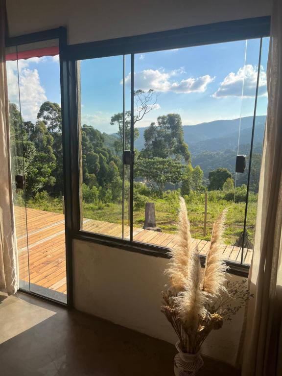 En generel udsigt til bjerge eller udsigt til bjerge taget fra feriehuset