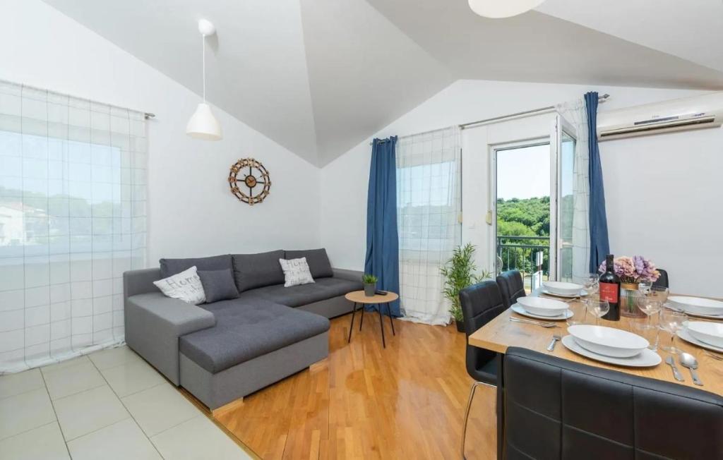 uma sala de estar com um sofá e uma mesa em Apartment near the center/beach em Pula