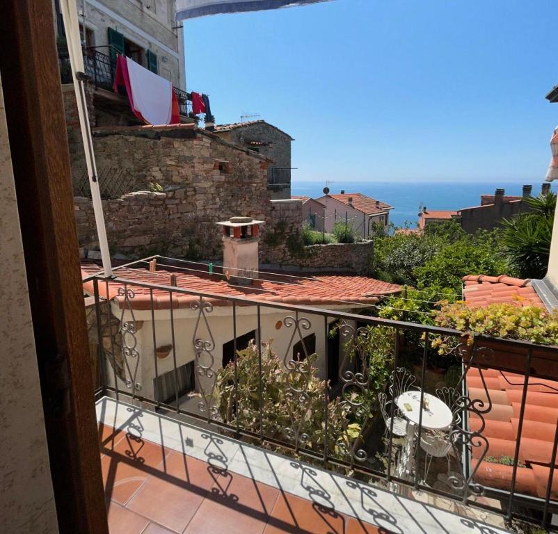 a balcony with a view of the ocean at La Corinna in Lerici