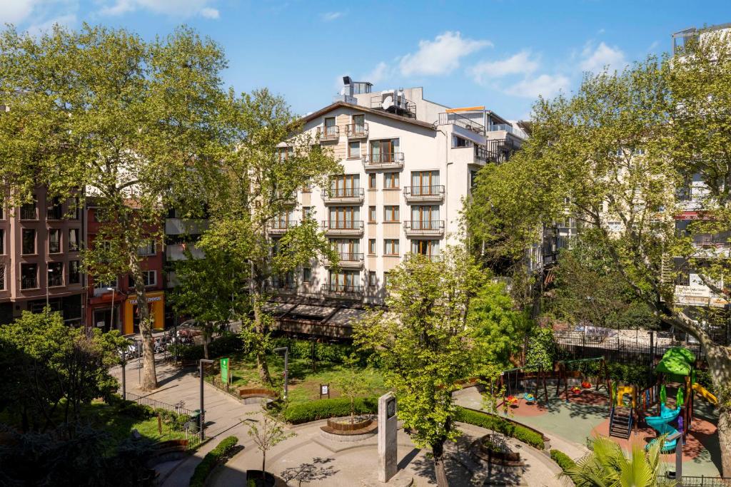 ein Apartmenthaus in einer Stadt mit Spielplatz in der Unterkunft Nardi Nişantaşı in Istanbul