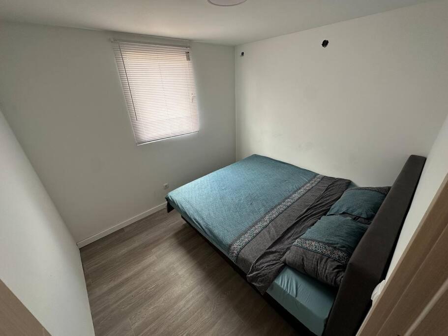 - une petite chambre avec un lit et une fenêtre dans l'établissement Modular House New Belgrade, à Belgrade