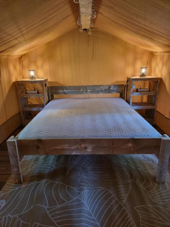 Postel nebo postele na pokoji v ubytování Camping Les Parcs