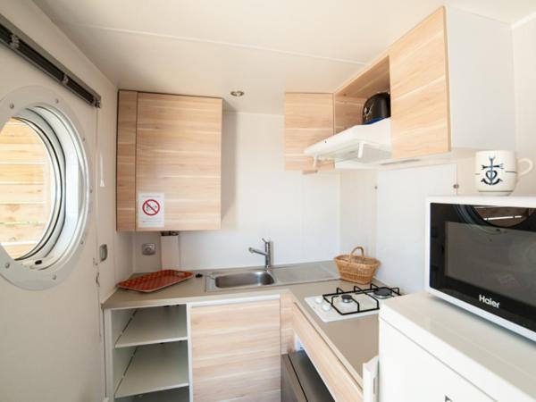 Kuchyň nebo kuchyňský kout v ubytování Camping Le Clos du Rhône