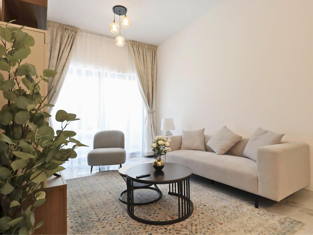 uma sala de estar com um sofá e uma mesa em VESTA - Dubai Residence no Dubai