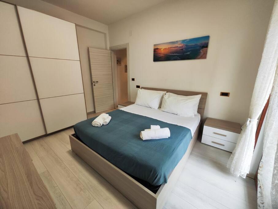 ein Schlafzimmer mit einem Bett mit zwei Handtüchern darauf in der Unterkunft Holiday House Mentina in Minori