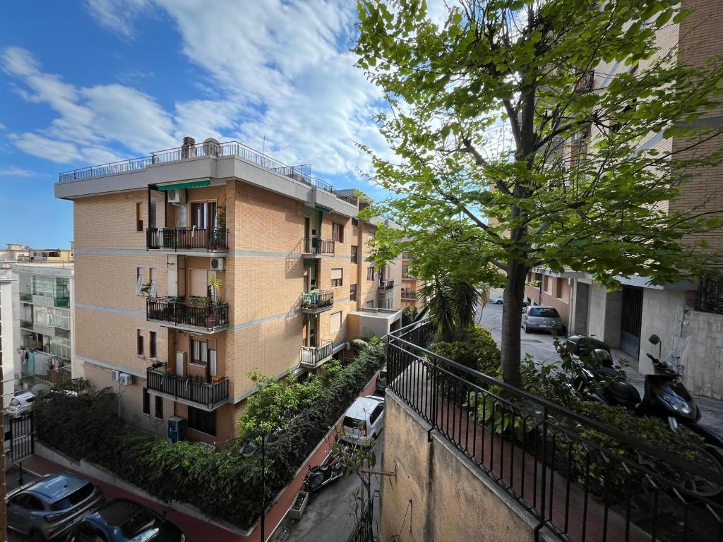 budynek mieszkalny z drzewem na balkonie w obiekcie Exclusive Loft Salerno Centro w mieście Salerno