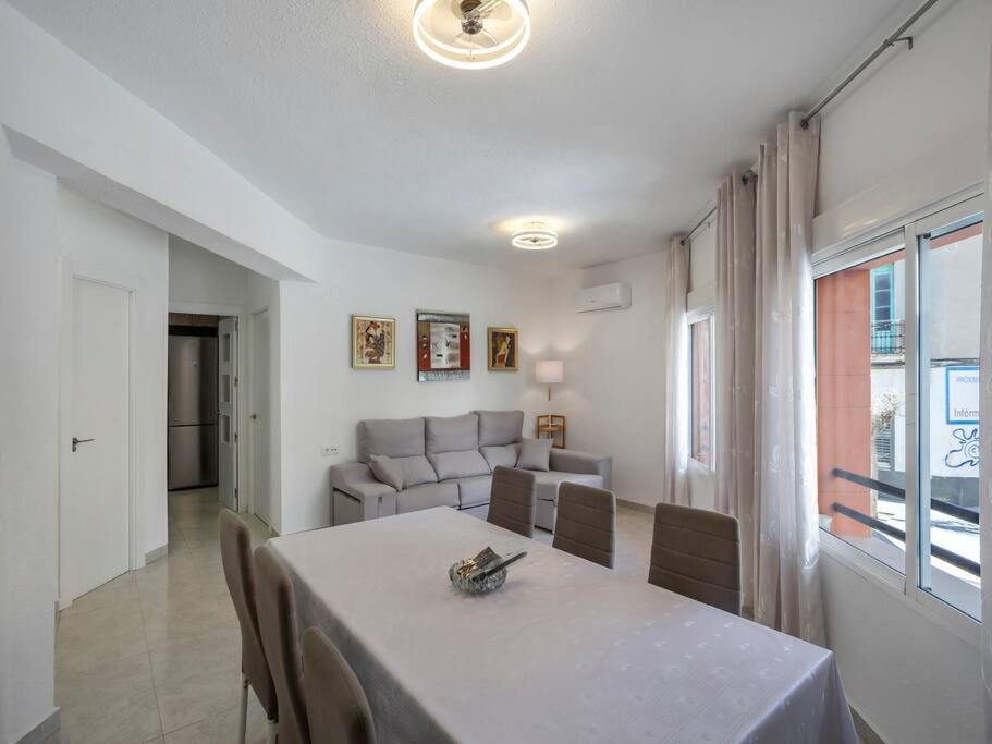 sala de estar con mesa y sofá en Central Alicante Urban Escape en Alicante