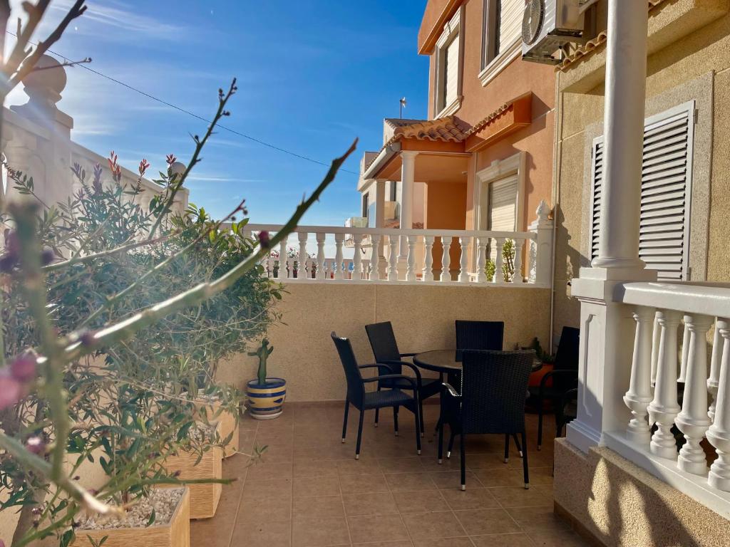 Villa Suérte del Mar — Spacious 5-Bed Holiday Villa near Torrevieja Beach